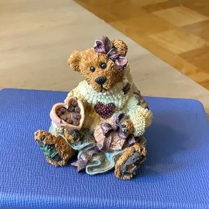 Adorable Boyd’s Bear figurine.